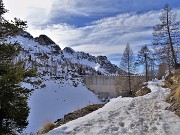 51 Bella vista sul Lago di Fregabolgia vuoto d'acqua e ricoperto di neve